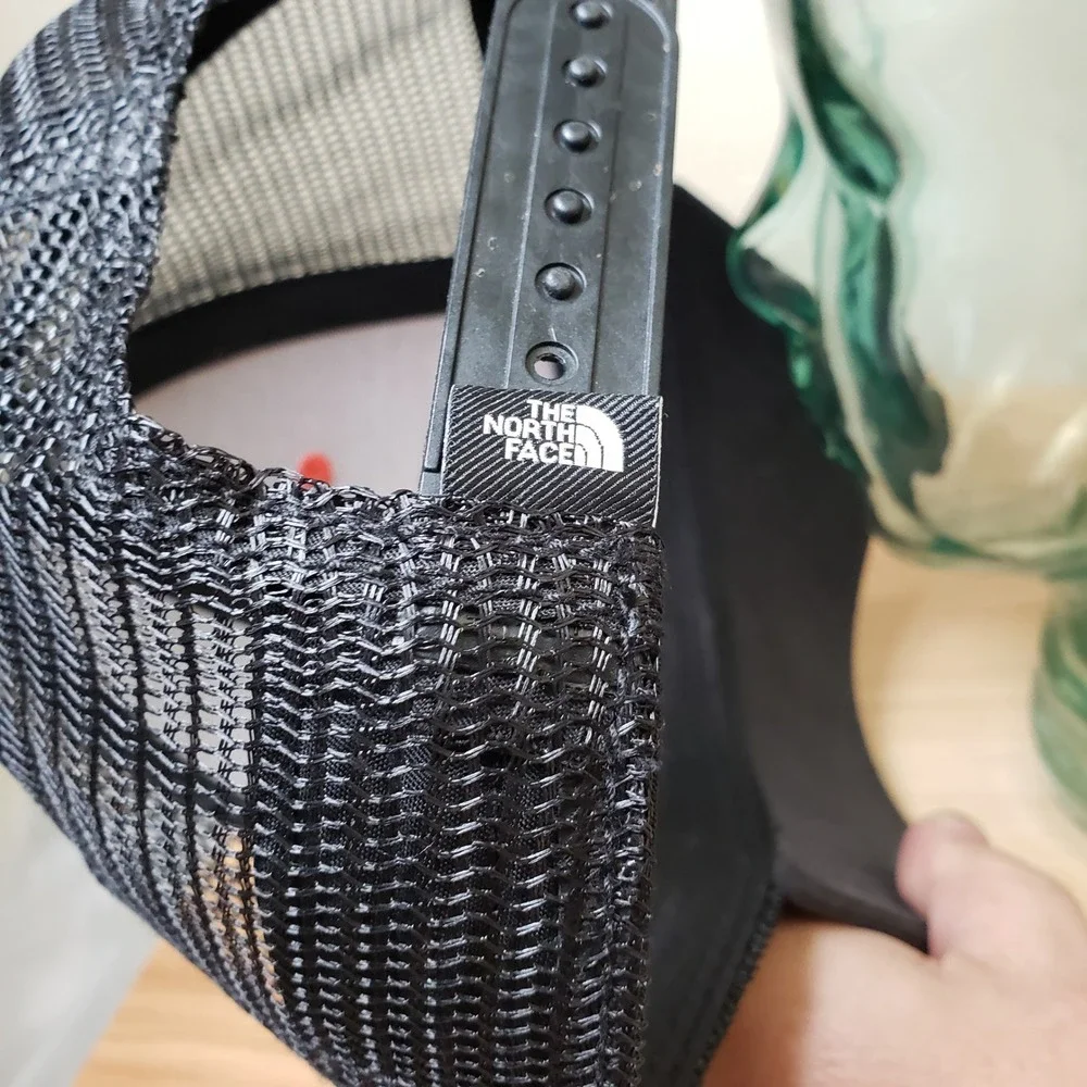 The North Face Mesh Back Snapback Hat Cap Black Red‎ Gorpcore Outdoorsman Hiking